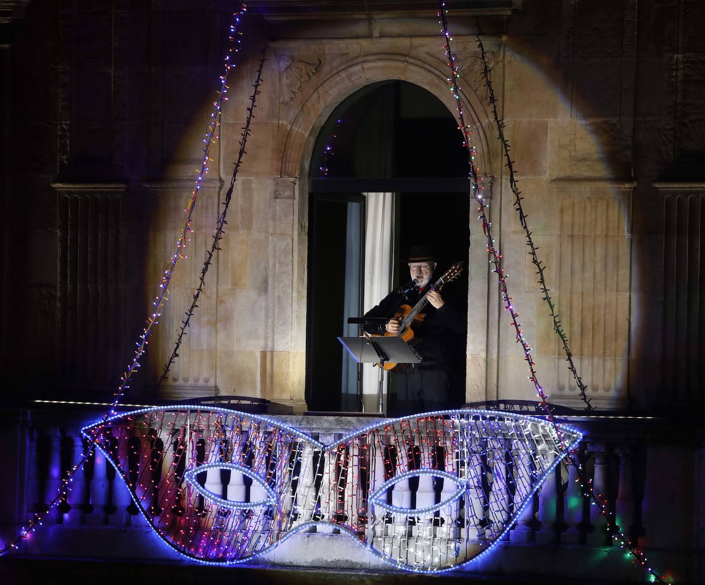 Fotos: Pasacalles, pregón y fiesta en el Antroxu de Gijón