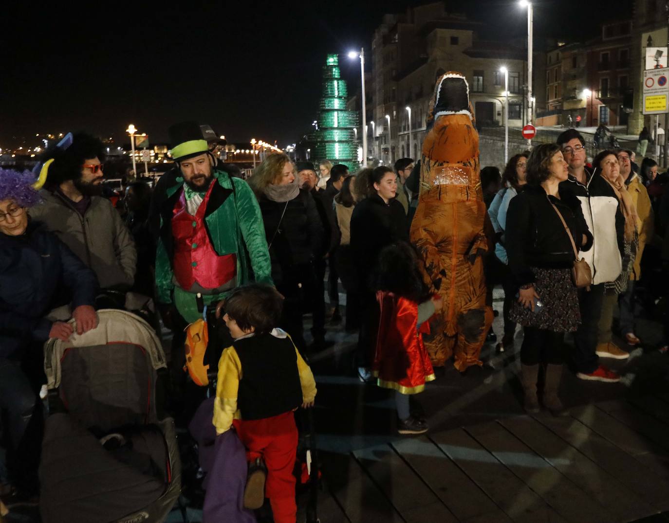 Fotos: Pasacalles, pregón y fiesta en el Antroxu de Gijón