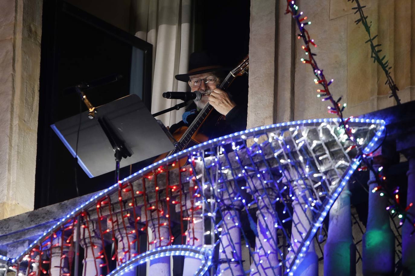 Fotos: Pasacalles, pregón y fiesta en el Antroxu de Gijón