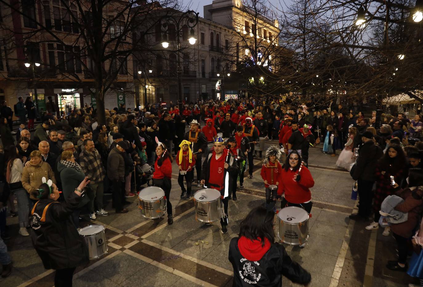 Fotos: Pasacalles, pregón y fiesta en el Antroxu de Gijón