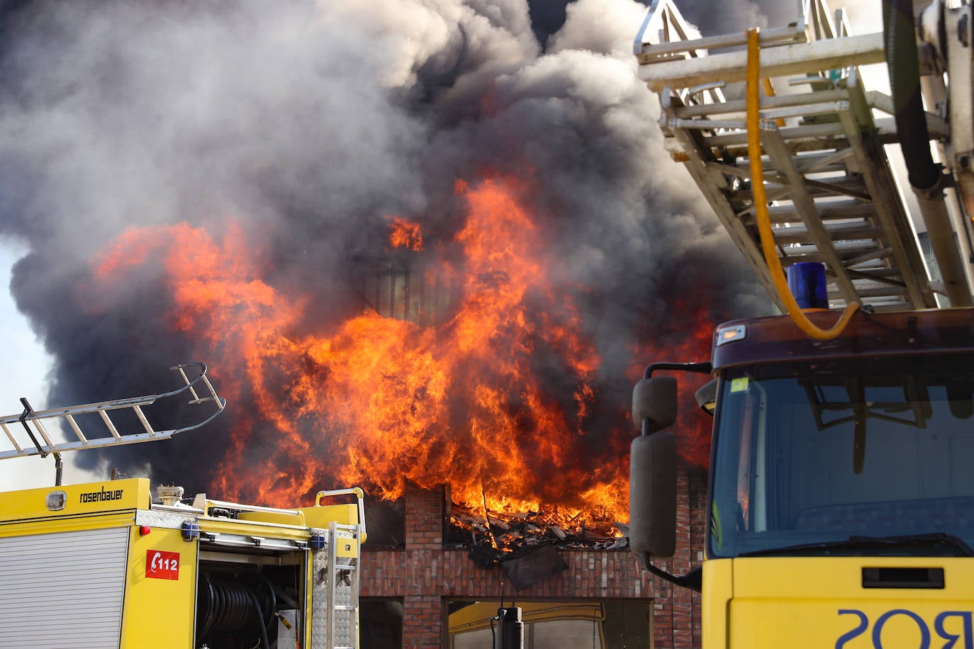 Fotos: Arde una nave industrial en un espectacular incendio en Siero