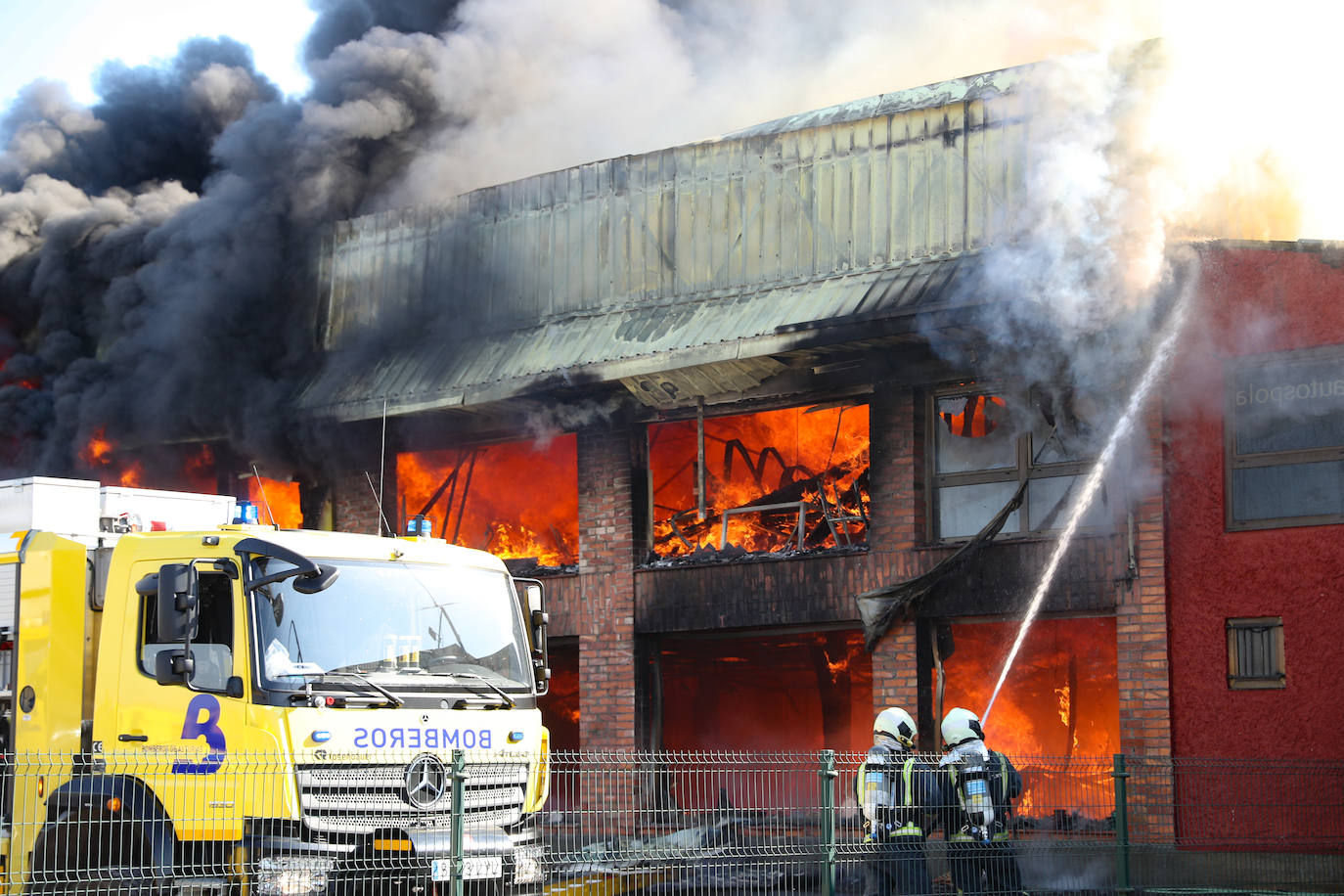 Fotos: Arde una nave industrial en un espectacular incendio en Siero