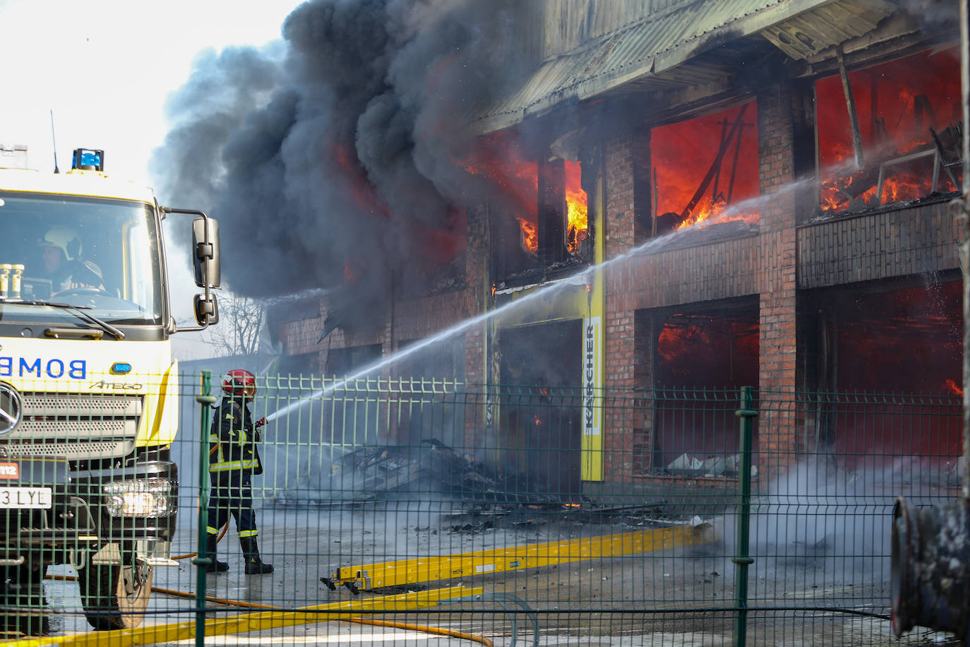Fotos: Arde una nave industrial en un espectacular incendio en Siero