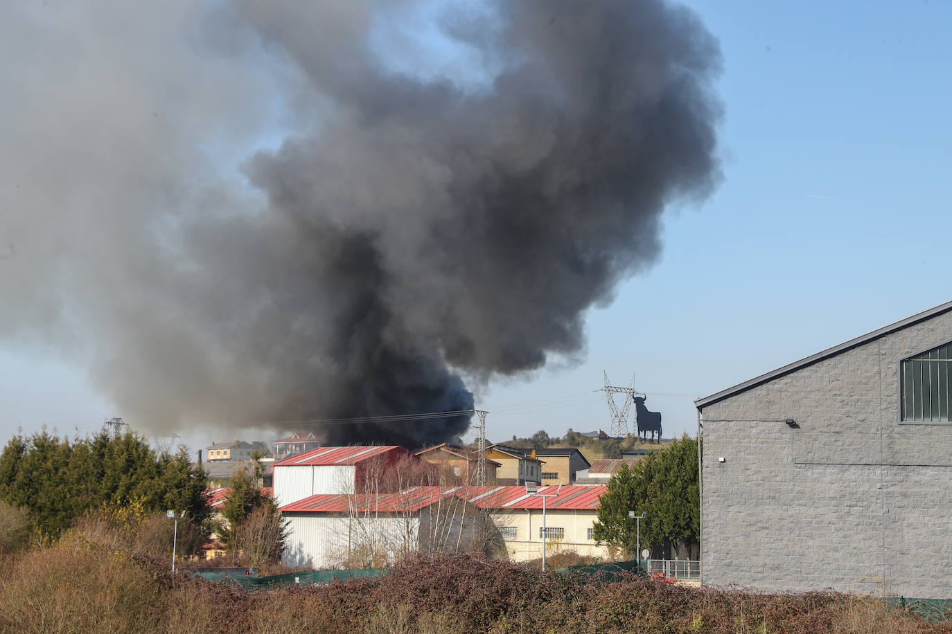 Fotos: Arde una nave industrial en un espectacular incendio en Siero