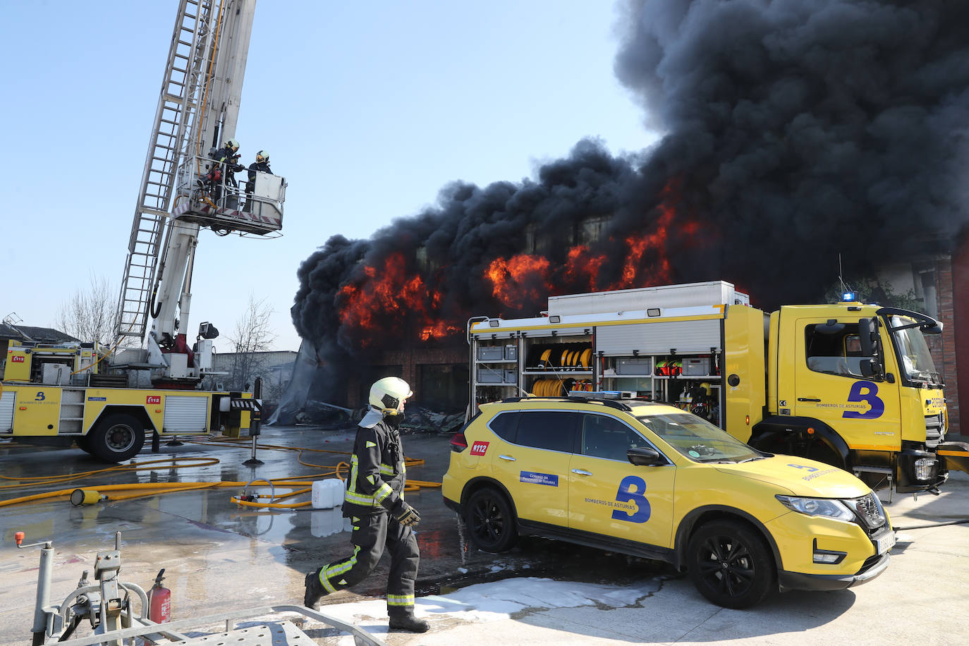Fotos: Arde una nave industrial en un espectacular incendio en Siero