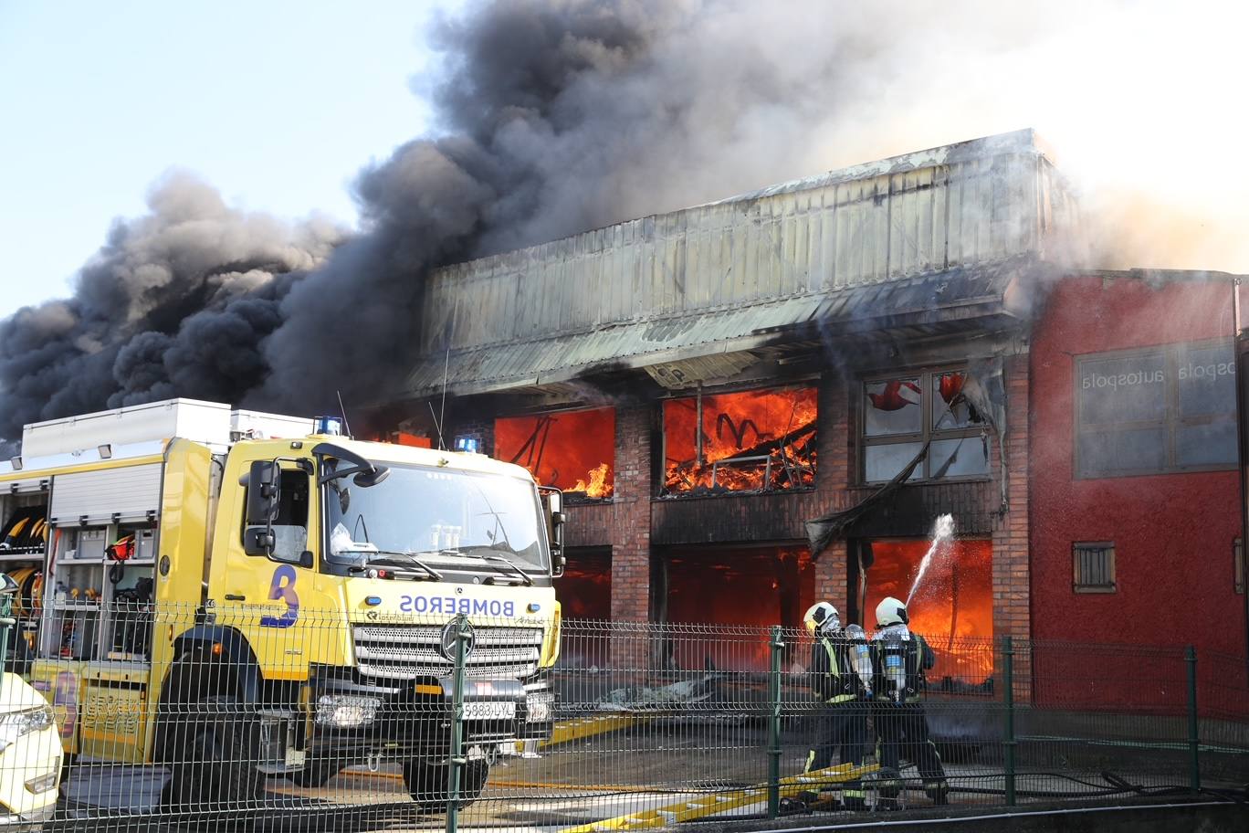 Fotos: Arde una nave industrial en un espectacular incendio en Siero