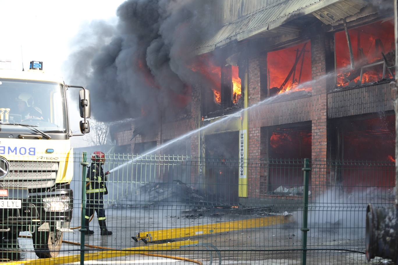 Fotos: Arde una nave industrial en un espectacular incendio en Siero