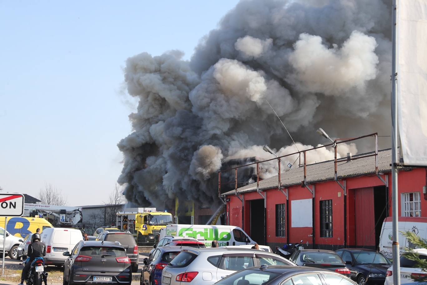 Fotos: Arde una nave industrial en un espectacular incendio en Siero
