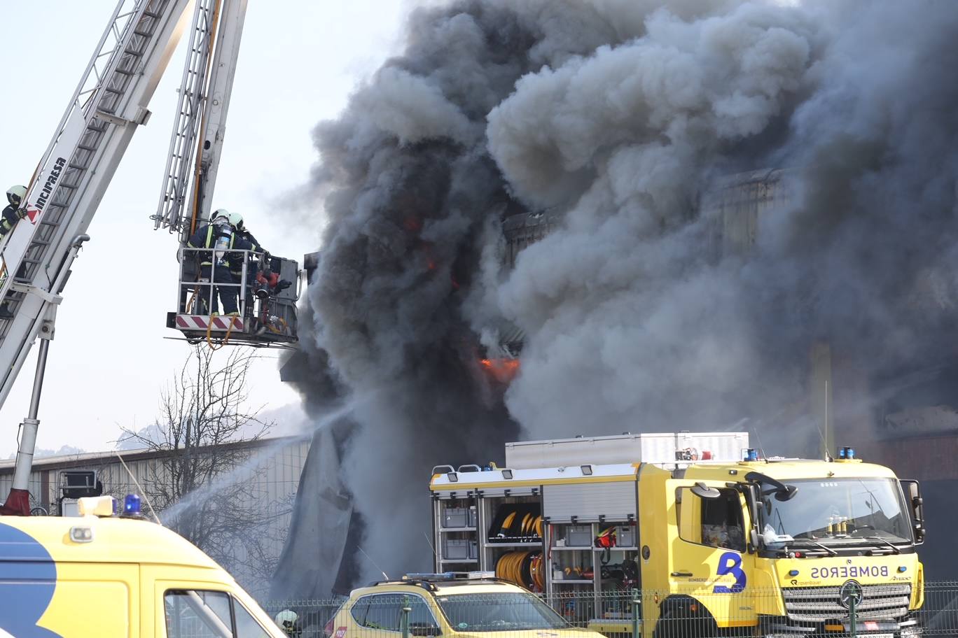 Fotos: Arde una nave industrial en un espectacular incendio en Siero