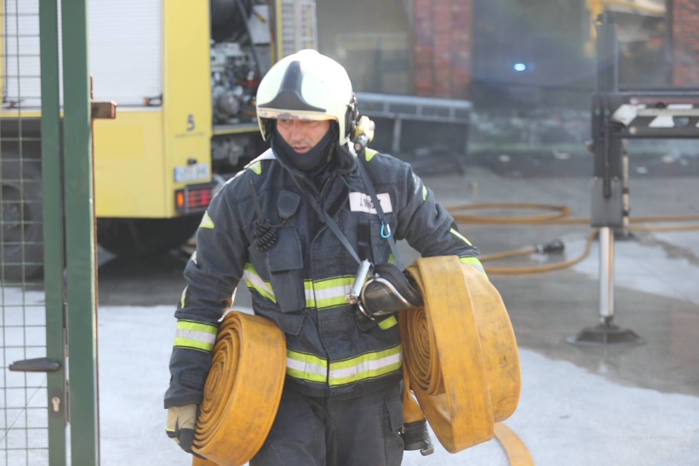 Fotos: Arde una nave industrial en un espectacular incendio en Siero