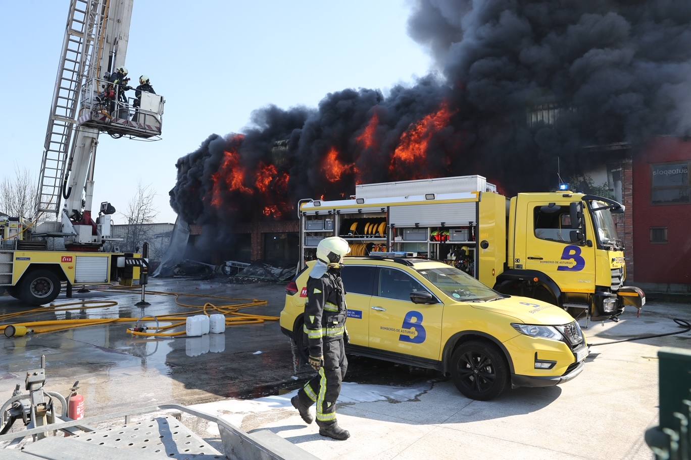 Fotos: Arde una nave industrial en un espectacular incendio en Siero