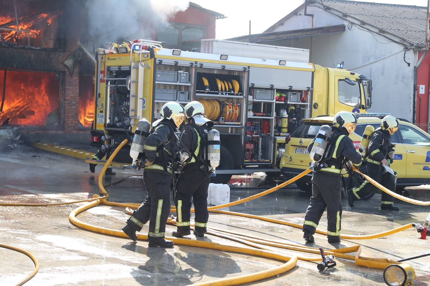Fotos: Arde una nave industrial en un espectacular incendio en Siero