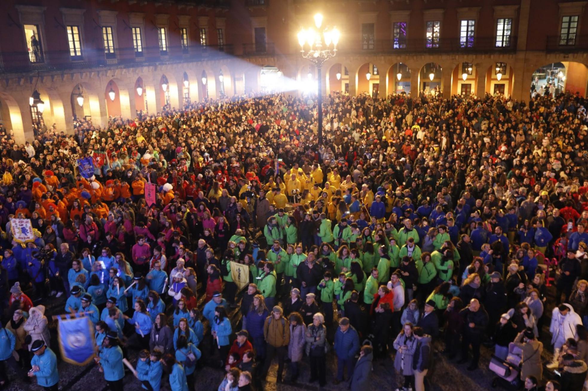 Plaza Mayor.Gijoneses, turistas y charangas aplaudieron y celebraron el inicio del Antroxu. 
