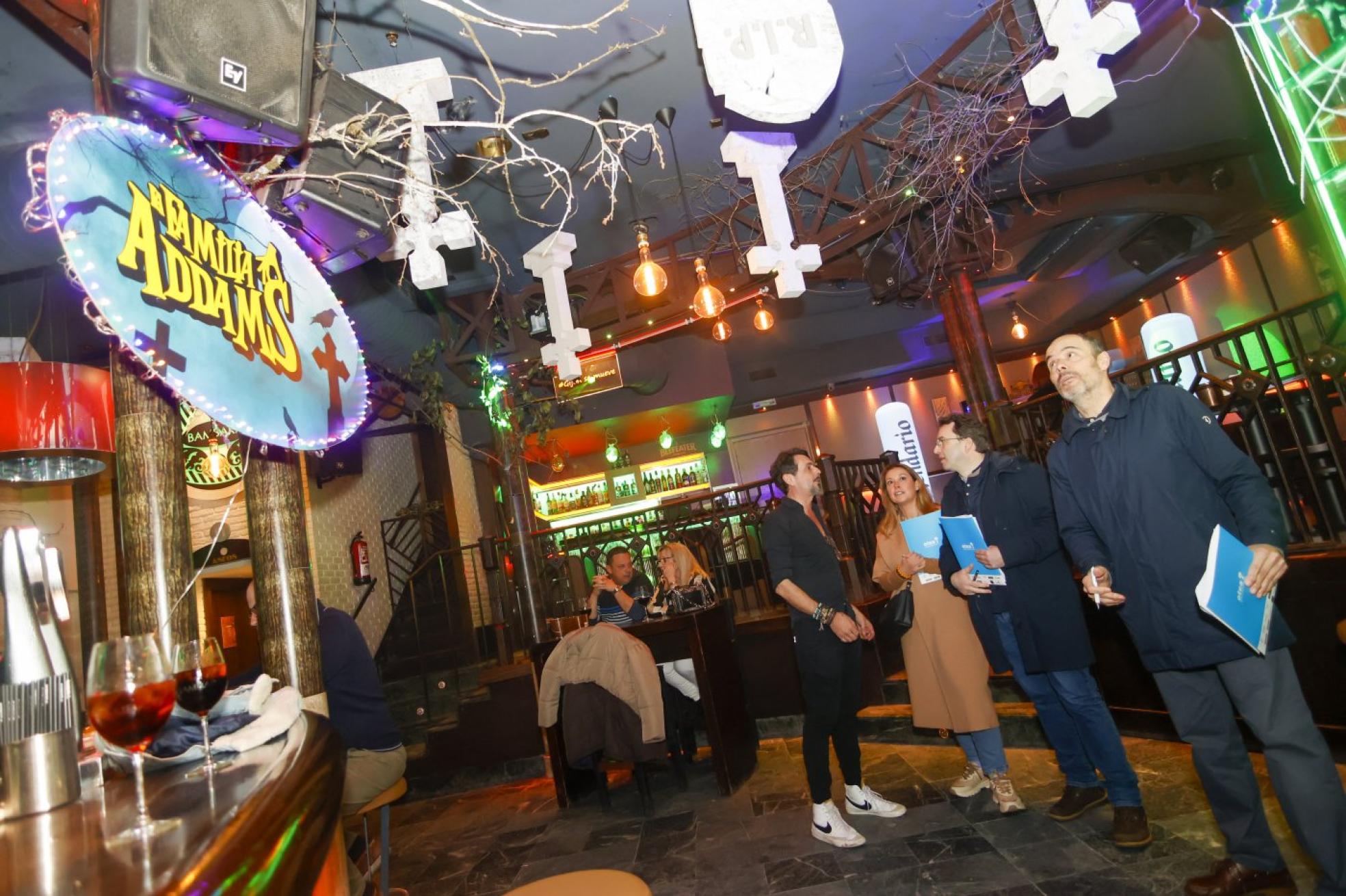 Los miembros del jurado del Carna-Bar examinan la decoración del Bambara, inspirada en 'La familia Addams'.