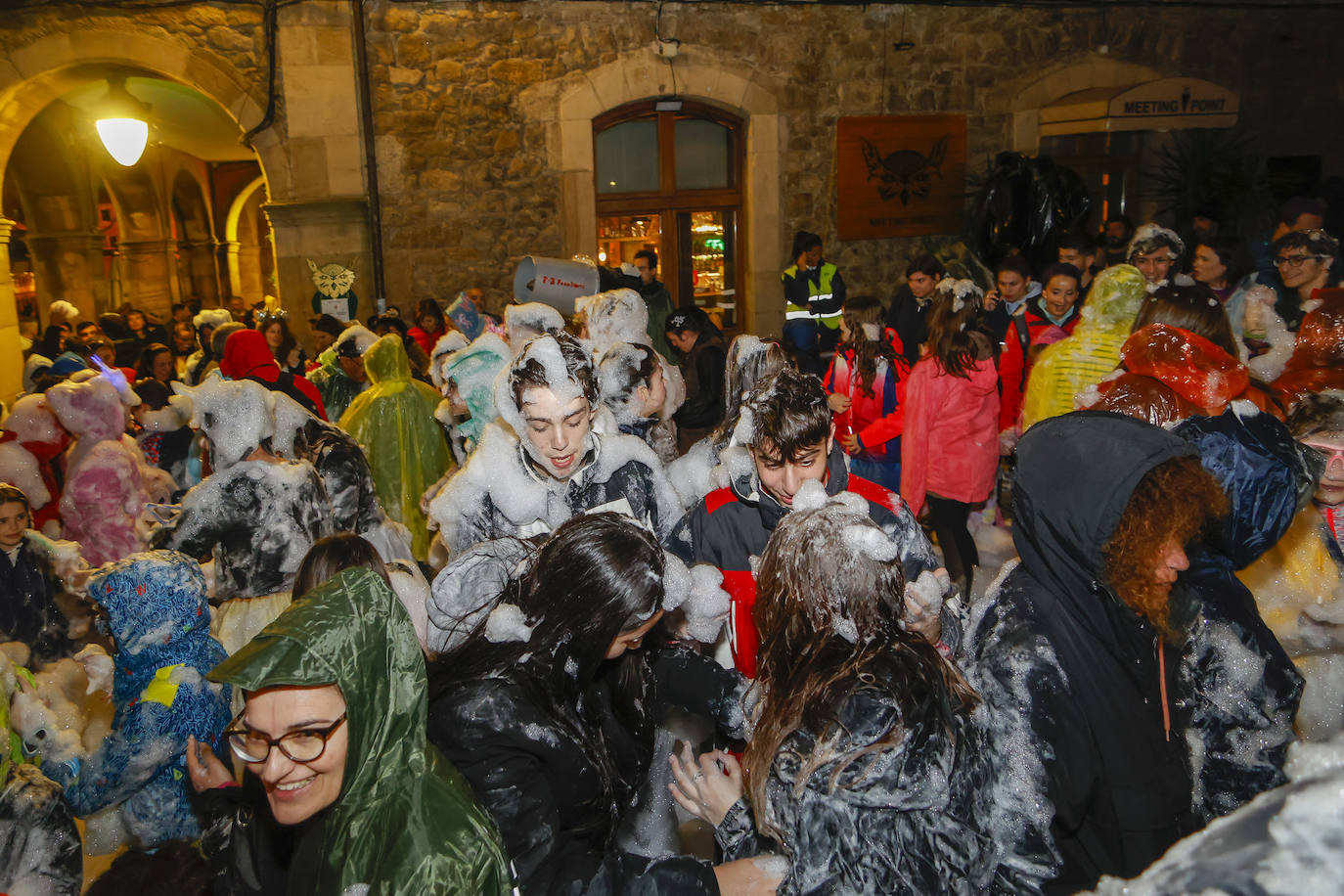 Fotos: El Descenso de Galiana convierte a Avilés en un río de espuma