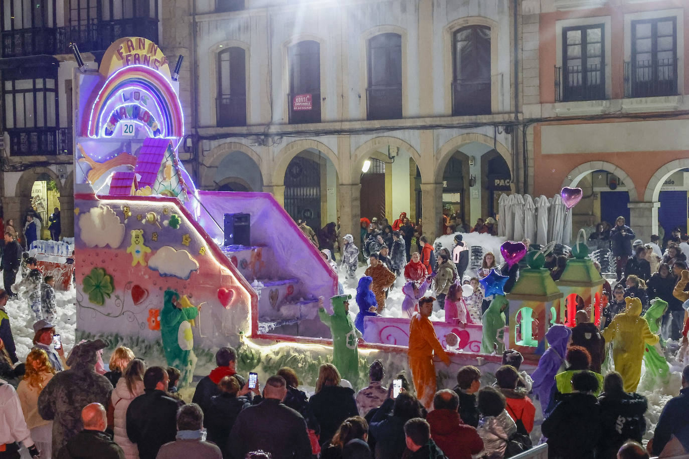 Fotos: El Descenso de Galiana convierte a Avilés en un río de espuma