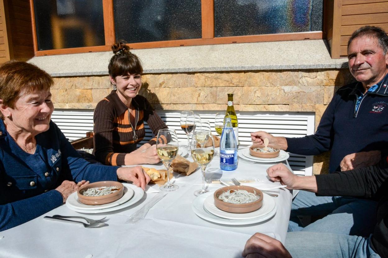 Unos clientes degustan las tradicionales cazuelas de angulas en la pasada edición del festival gastronómico de La Arena. 