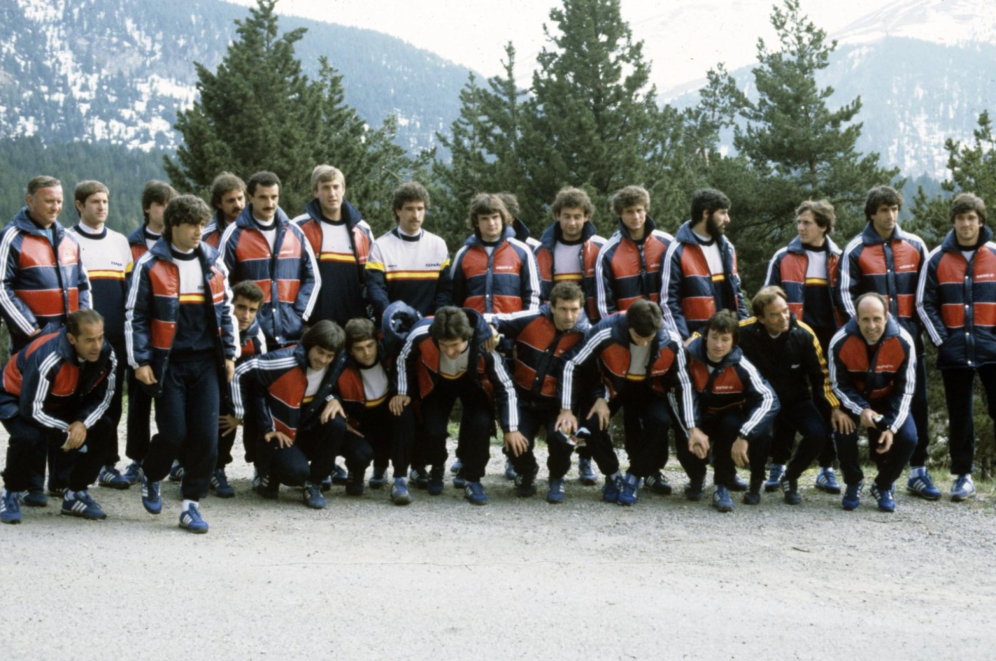 Concentración de la Selección en La Molina para el Mundial 82. De izquierda a derecha, arriba el seleccionador Santamaría Alonso, Uralde, Satrústegui, Joaquín, Maceda, Zamora, Camacho, Gallego, Tendillo, Jiménez, Sánchez, Alexanco y Arconada. Abajo, Luis Suárez, López Ufarte (de pie), Quique, Urquiaga, Gordilla, Juanito, Quini, Urruti, Saura y los masajistas Luis Rubio y Ángel Mur 