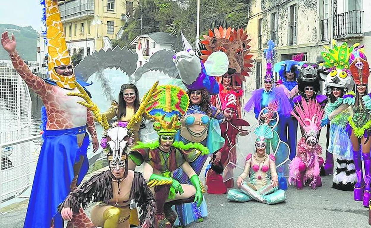 Gala drag, uno de los grupos más populares del carnaval de Luarca. 