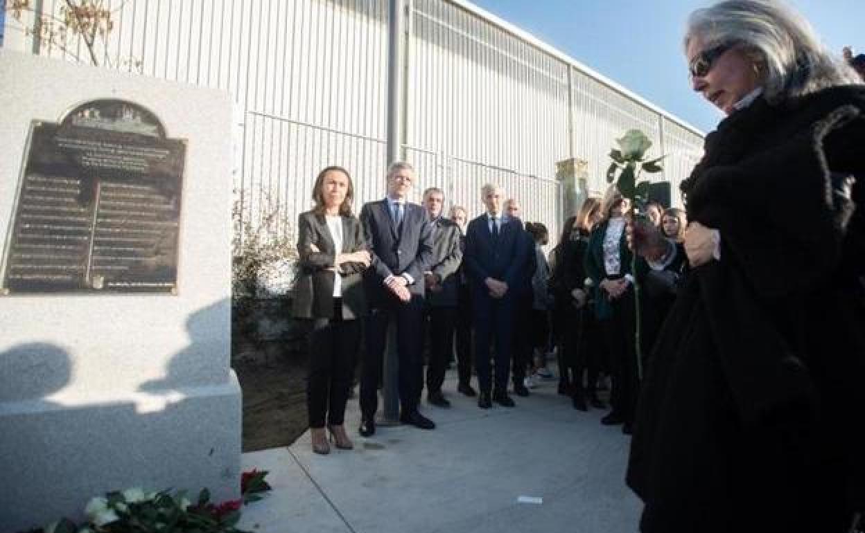 Acto del descubrimiento de una placa en el Paseo Marítimo Alcalde Blanco con los nombres de los fallecidos en el naufragio del Villa de Pitanxo