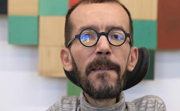 Pablo Echenique posa en su despacho del Congreso de los Dipuatdos.