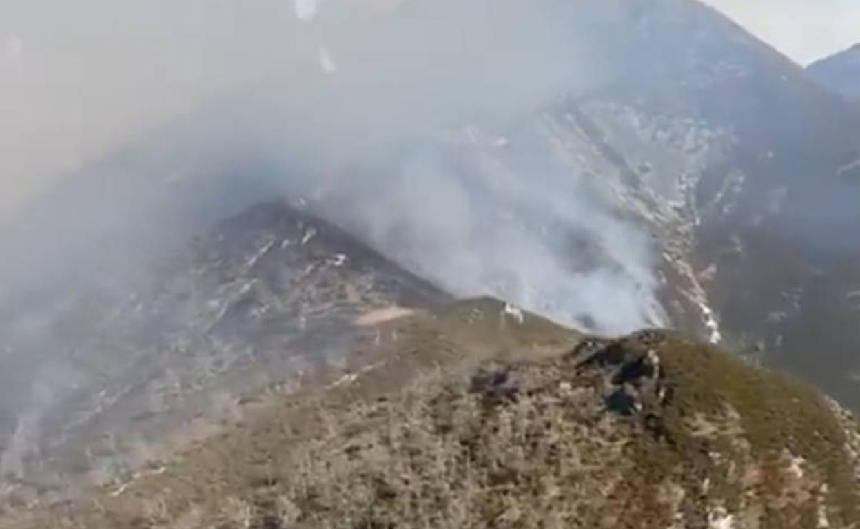 Imagen del incendio en Monasterio del Coto. 