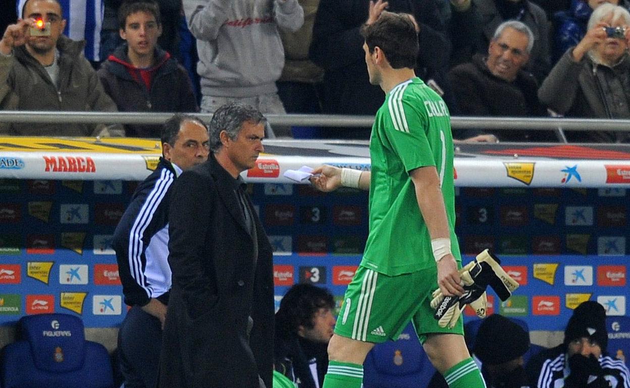 Iker Casillas y José Mourinho en el terreno de juego. 