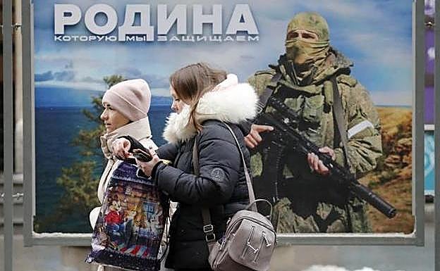 Cartel de reclutamiento de soldados en una calle de San Petersburgo.