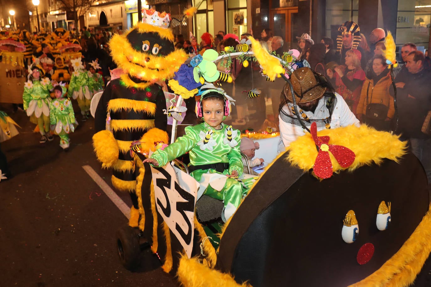 Fotos: Diversión por las calles de Gijón en el desfile del Antroxu