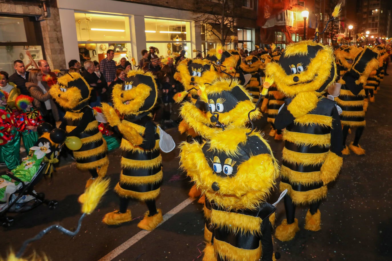 Fotos: Diversión por las calles de Gijón en el desfile del Antroxu