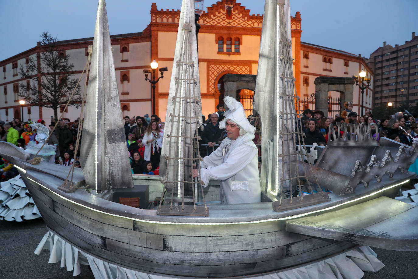 Fotos: Diversión por las calles de Gijón en el desfile del Antroxu