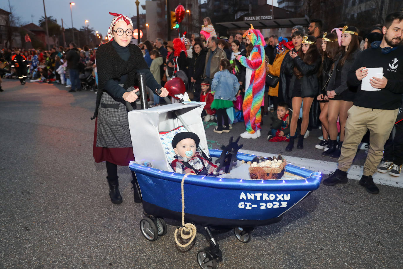 Fotos: Diversión por las calles de Gijón en el desfile del Antroxu