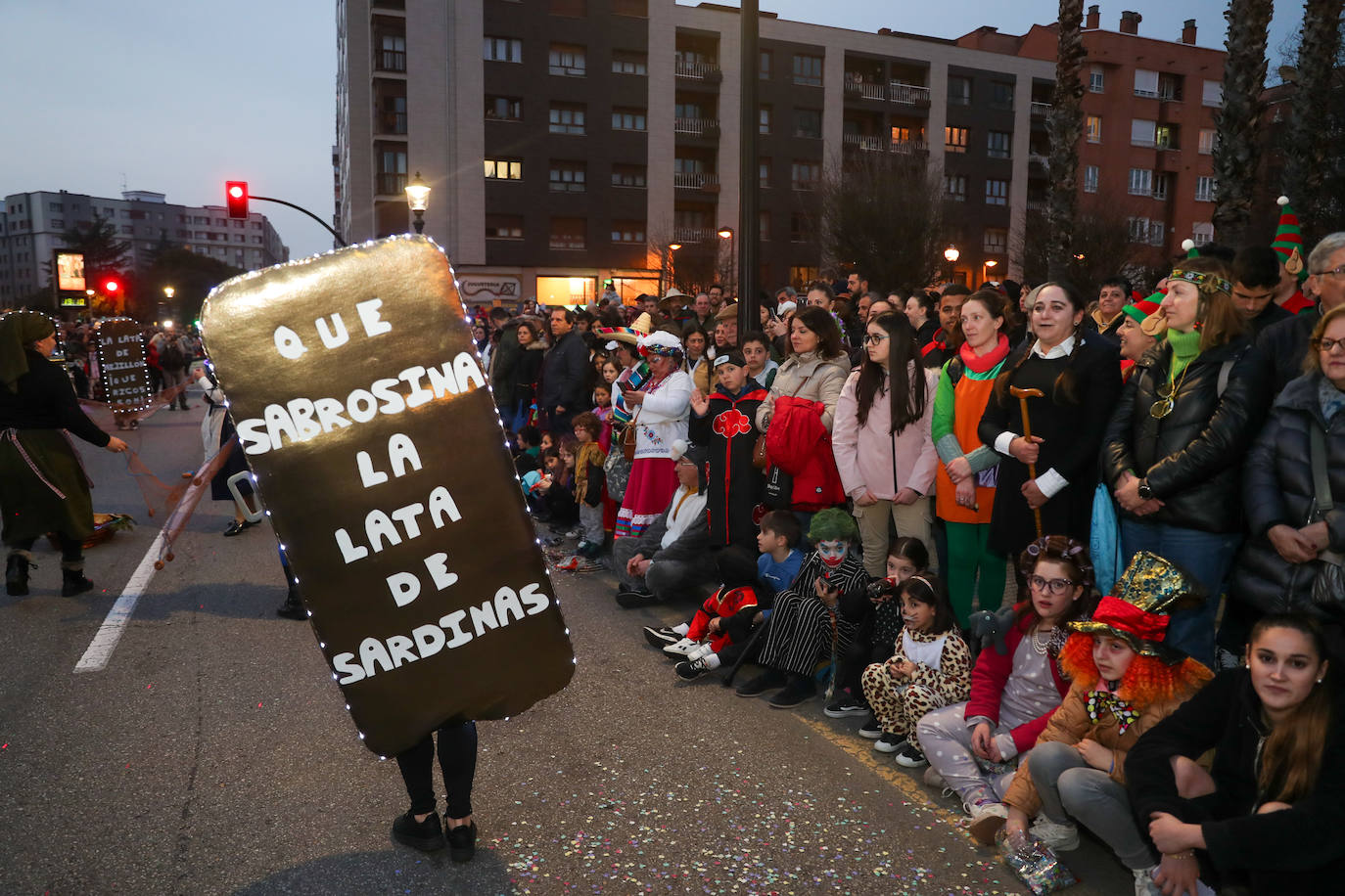 Fotos: Diversión por las calles de Gijón en el desfile del Antroxu