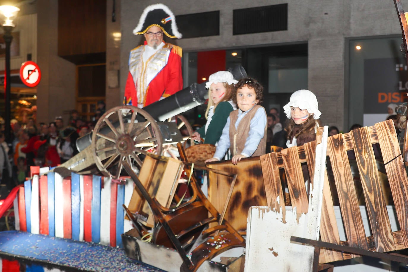 Fotos: Diversión por las calles de Gijón en el desfile del Antroxu