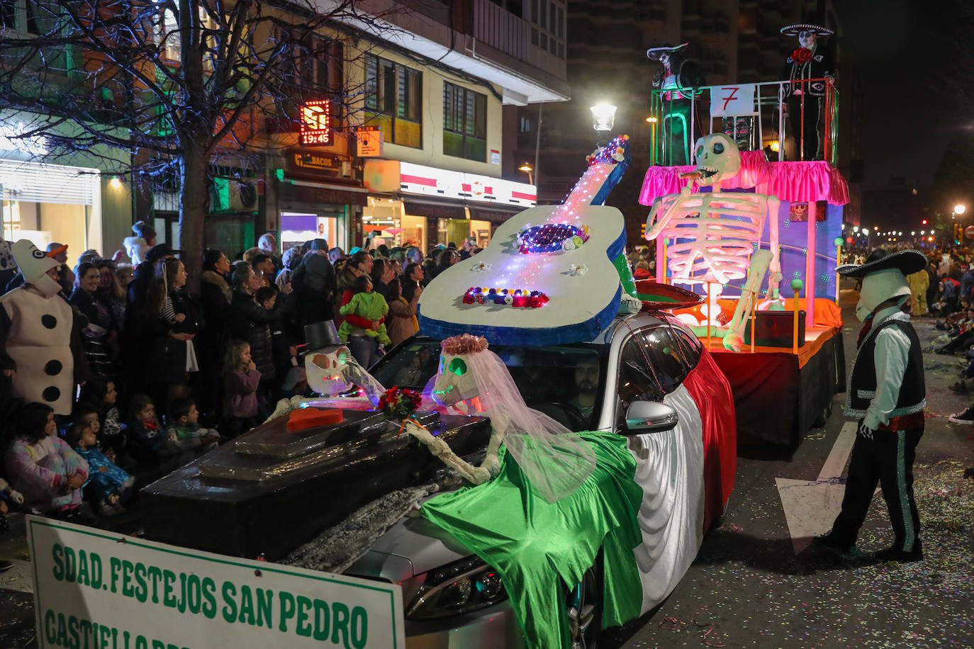 Fotos: Diversión por las calles de Gijón en el desfile del Antroxu