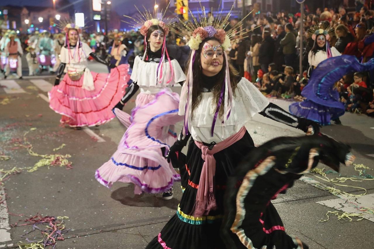 Fotos: Diversión por las calles de Gijón en el desfile del Antroxu