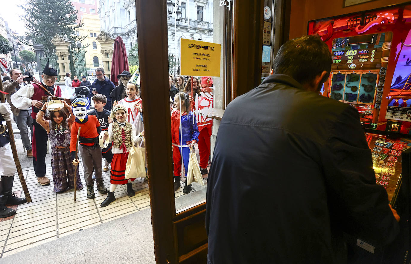 Fotos: Los Mazcaritos de Oviedo piden el aguinaldo antes de enterrar la sardina