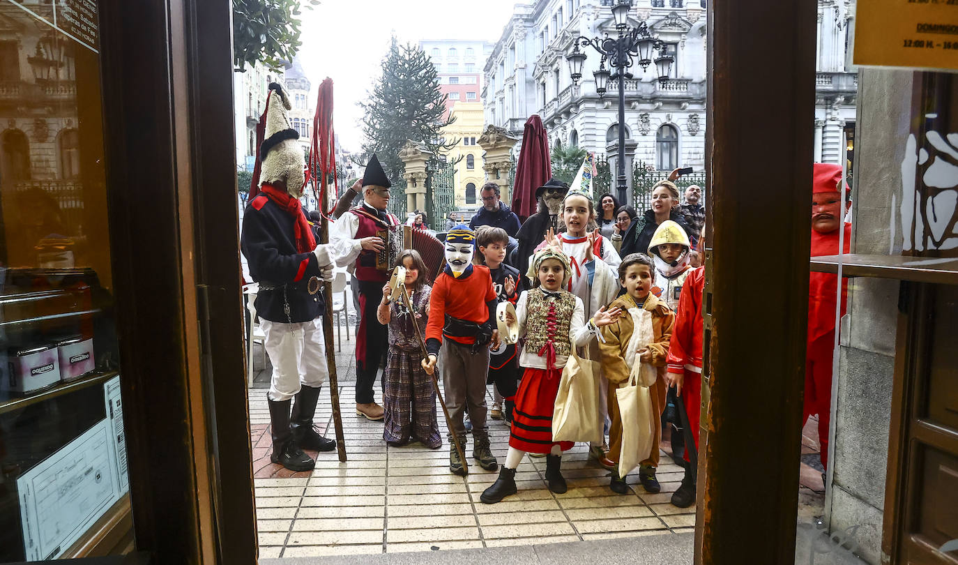 Fotos: Los Mazcaritos de Oviedo piden el aguinaldo antes de enterrar la sardina