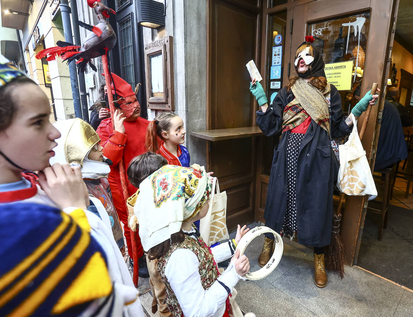 Fotos: Los Mazcaritos de Oviedo piden el aguinaldo antes de enterrar la sardina