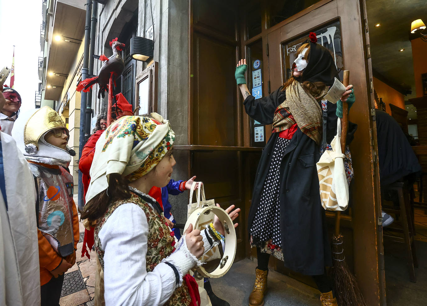 Fotos: Los Mazcaritos de Oviedo piden el aguinaldo antes de enterrar la sardina