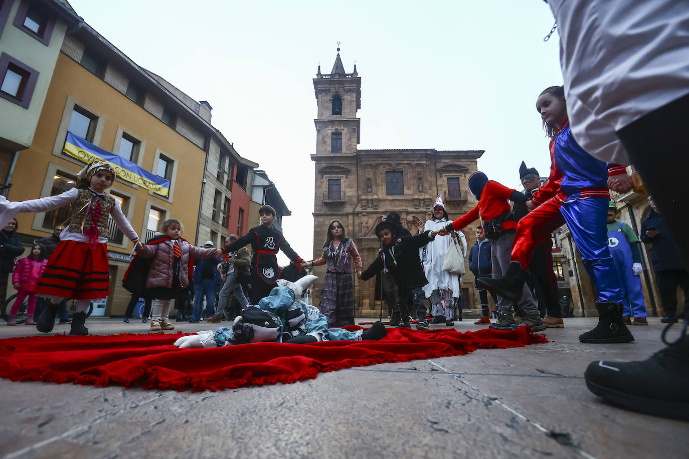 Fotos: Los Mazcaritos de Oviedo piden el aguinaldo antes de enterrar la sardina