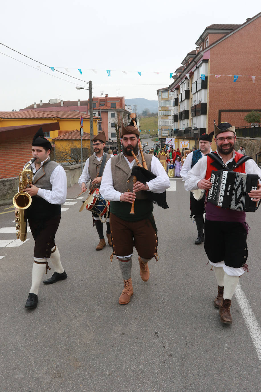 Fotos: Alegría y color en el Antroxu de Nava