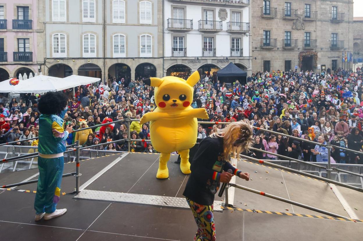 Los niños bailan con sus personajes favoritos