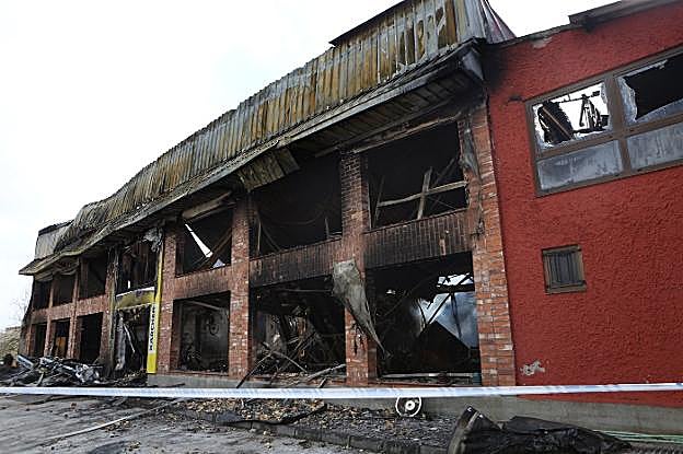 Estado en el que se encuentra el edificio del grupo Bollabor tras el incendio que devoró su interior y dañó su estructura. 