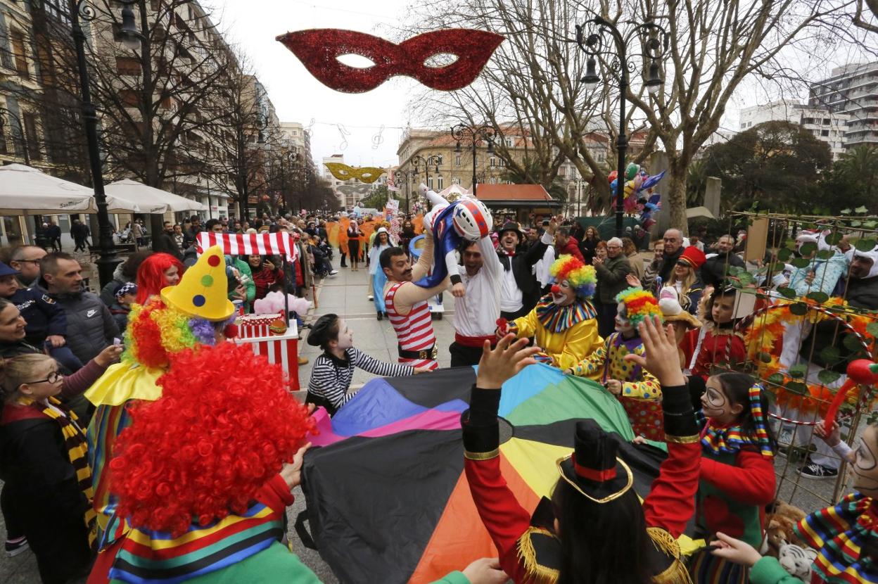 Los integrantes del espectáculo Circo Antroxini 'lanzan' a uno de los suyos desde un cañón. 