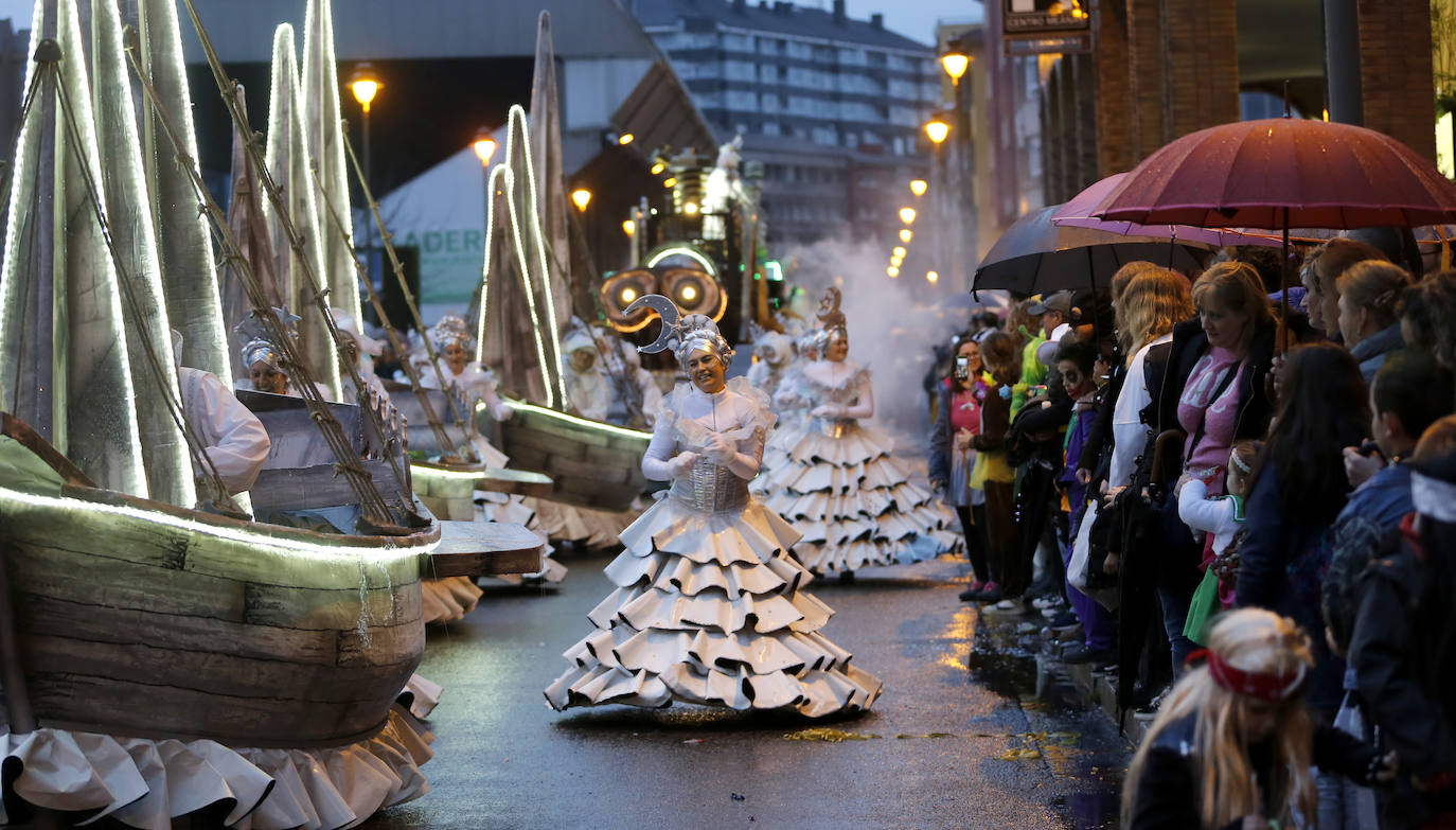 Fotos: La &#039;Gaitaxia&#039; coloniza el desfile de Antroxu de Avilés