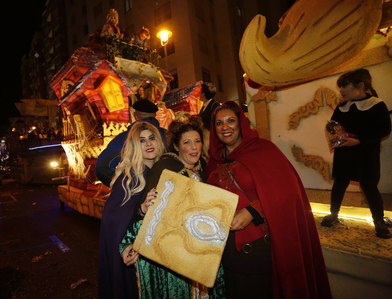 Fotos: La &#039;Gaitaxia&#039; coloniza el desfile de Antroxu de Avilés