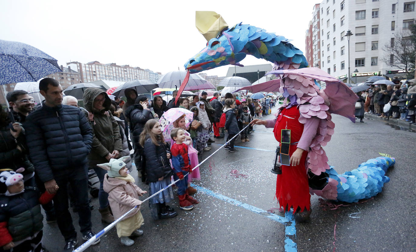 Fotos: La &#039;Gaitaxia&#039; coloniza el desfile de Antroxu de Avilés