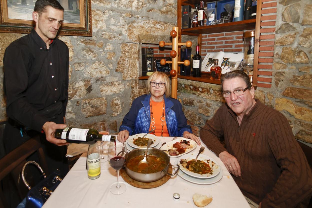 Conchita y Miguel, ayer, degustando el menú en el Alvarín. 