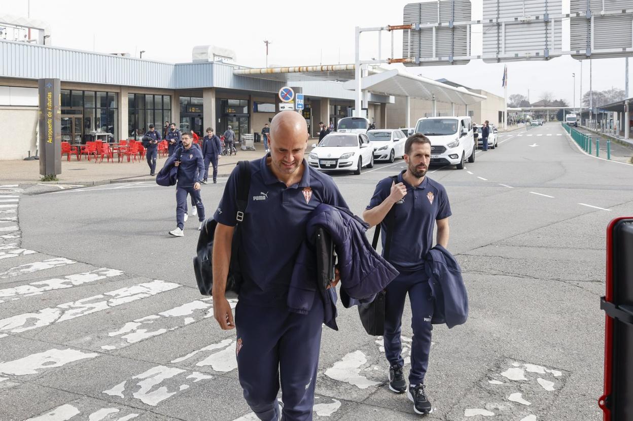 Miguel Ángel Ramírez, ayer, a la llegada del equipo al aeropuerto de Asturias, seguido por Endika Gaviña, segundo entrenador rojiblanco.
